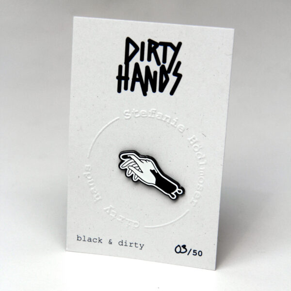 Dekorativer Metall-Pin in schwarz weiss in limitierter Edition. Motiv Hand - Logo dirty hands