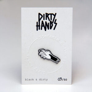 Dekorativer Metall-Pin in schwarz weiss in limitierter Edition. Motiv Hand - Logo dirty hands